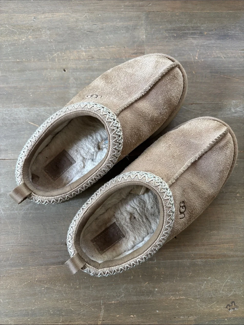 Ugg Tasman girl’s platform slippers